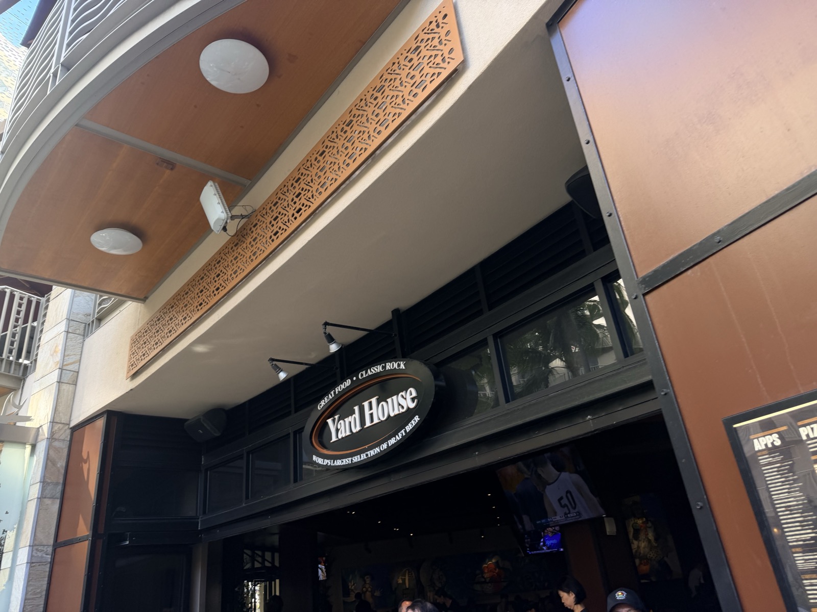 ヤードハウス ワイキキ・ビーチ・ウォーク店の外観