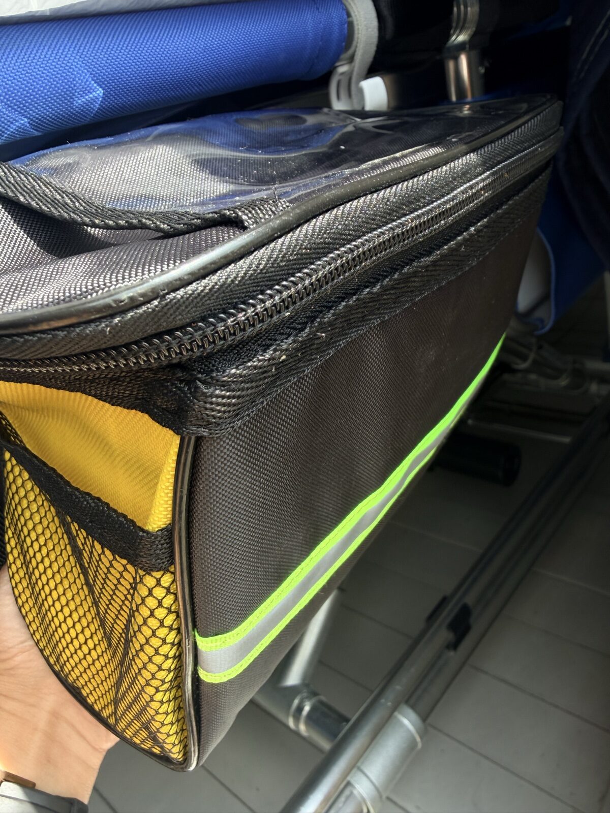 自転車用フロントバッグをストレッチャーに取り付けたクローズアップ