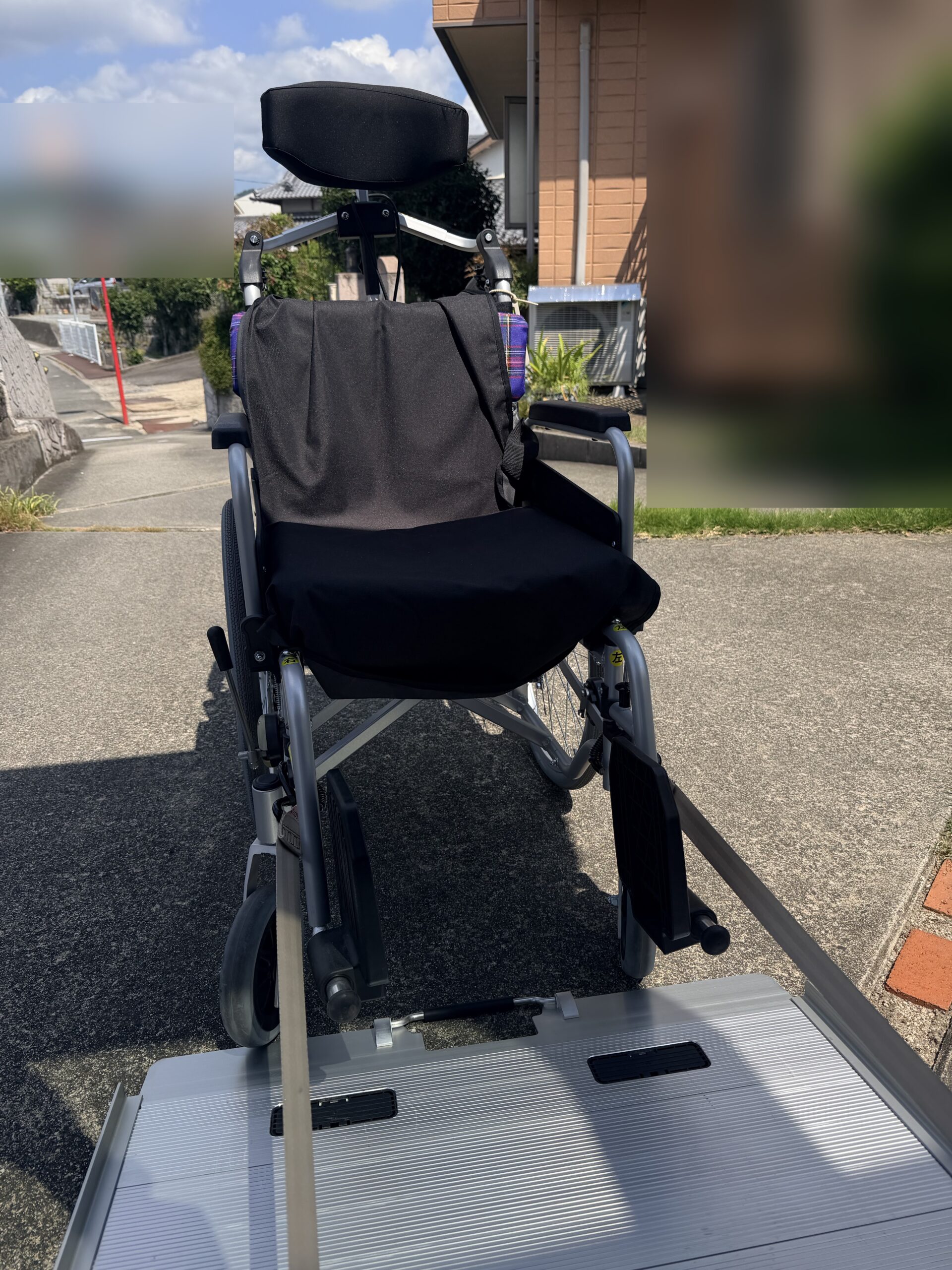 引き出し式スロープに乗った車椅子とウインチのワイヤー